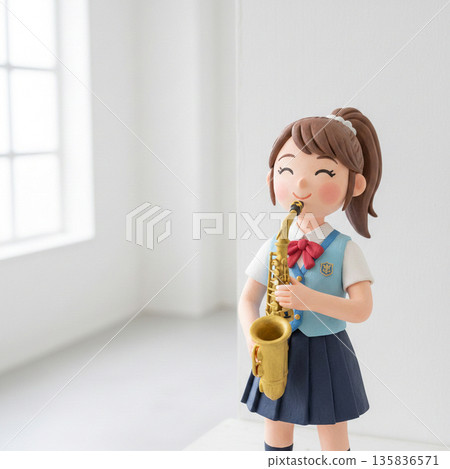 一名高中女生正在演奏中音薩克斯風 135836571
