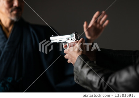 拿著槍的一個人 拿著槍的一個人 135836913