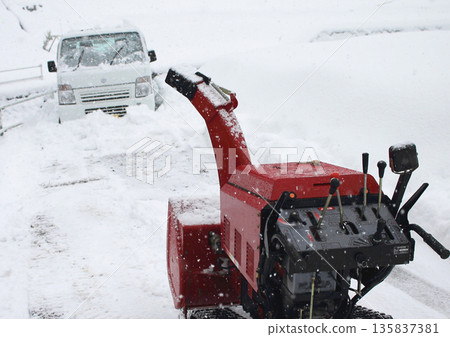 除雪機的除雪工作 除雪機的除雪工作 135837381
