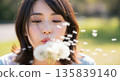 女人吹蒲公英的絨毛 135839140