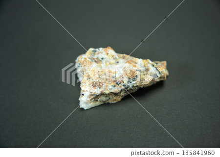 矽鋅礦和方解石的沾黏 135841960