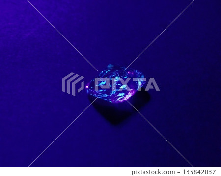 Fluorescent petroleum-containing quartz Fluorescent petroleum-containing quartz 135842037