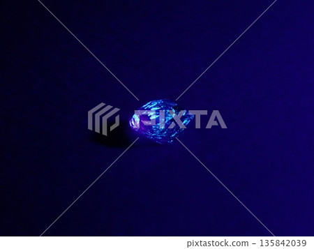Fluorescent petroleum-containing quartz Fluorescent petroleum-containing quartz 135842039