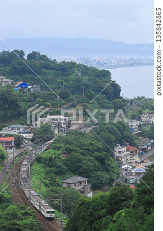 185系列特快列車「大鳥號」行駛在青城地區，背景是壯麗的相模灣景色。照片拍攝於2019年7月13日。 135842865