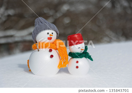 新雪和兩個雪人 新雪和兩個雪人 135843701