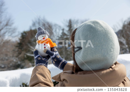 舉起一個雪人 135843828