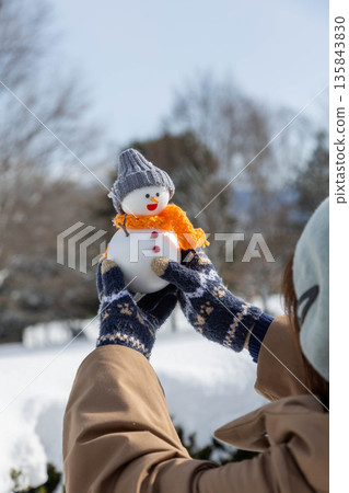 舉起一個雪人 135843830