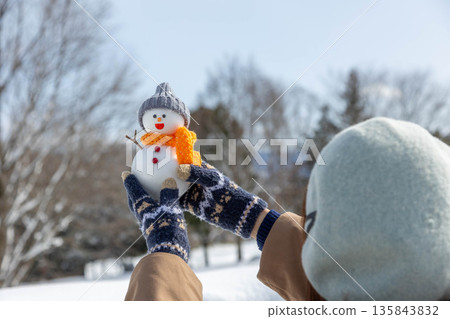 Hold up a snowman 135843832