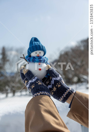 舉起一個雪人 135843835