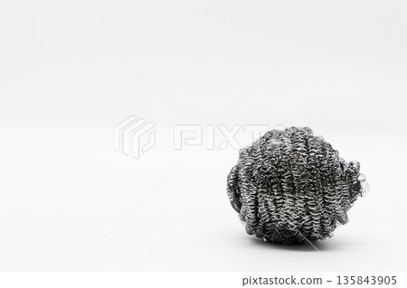 白色背景上的金屬清潔球,清潔和廚房用品 白色背景上的金屬清潔球,清潔和廚房用品 135843905