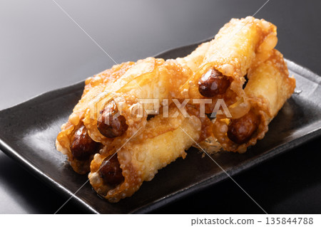 Vienna sausage, cheese, fries (gyoza skin) Vienna sausage, cheese, fries (gyoza skin) 135844788