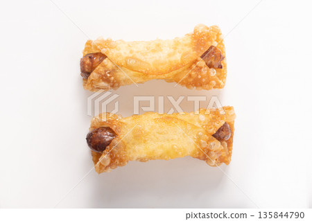 Vienna sausage, cheese, fries (gyoza skin) Vienna sausage, cheese, fries (gyoza skin) 135844790