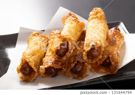 Vienna sausage, cheese, fries (gyoza skin) Vienna sausage, cheese, fries (gyoza skin) 135844794