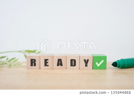 螢幕上顯示「READY」字樣和一個表示準備就緒的勾號。 螢幕上顯示「READY」字樣和一個表示準備就緒的勾號。 135844868