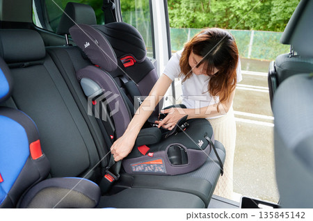 孕婦安裝兒童座椅 135845142
