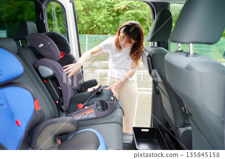 孕婦安裝兒童座椅 孕婦安裝兒童座椅 135845158