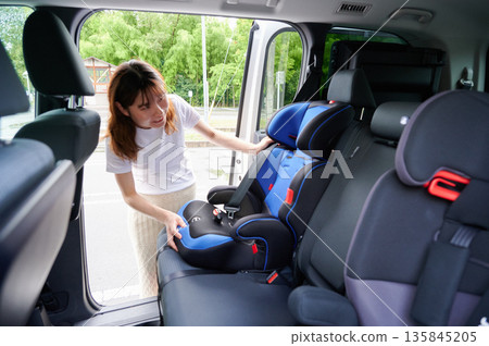 孕婦安裝兒童座椅 孕婦安裝兒童座椅 135845205