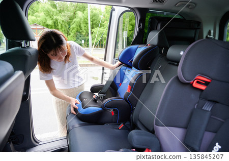 孕婦安裝兒童座椅 孕婦安裝兒童座椅 135845207