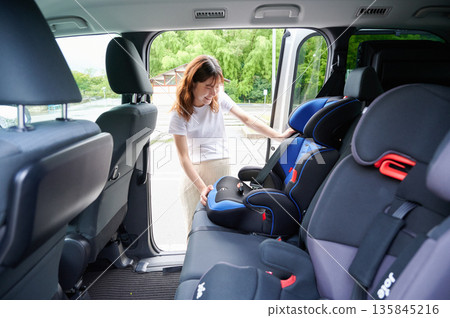 孕婦安裝兒童座椅 135845216