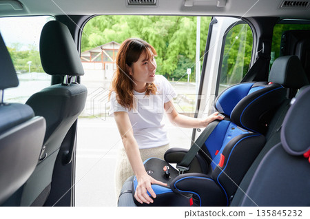 孕婦安裝兒童座椅 135845232