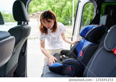 孕婦安裝兒童座椅 孕婦安裝兒童座椅 135845253