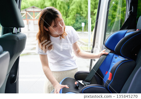 孕婦安裝兒童座椅 135845270