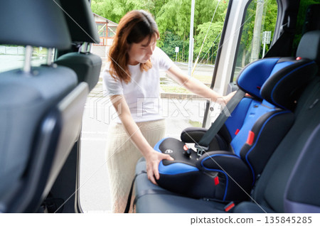 孕婦安裝兒童座椅 孕婦安裝兒童座椅 135845285