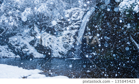 Yokoya Gorge (winter): Shirataki waterfall Yokoya Gorge (winter): Shirataki waterfall 135845425