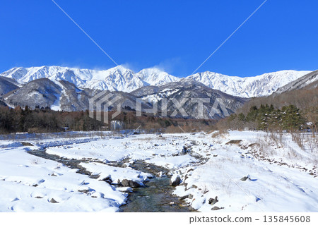 從Hakuba Ohashi懷來的冬天白馬Miyama 從Hakuba Ohashi懷來的冬天白馬Miyama 135845608
