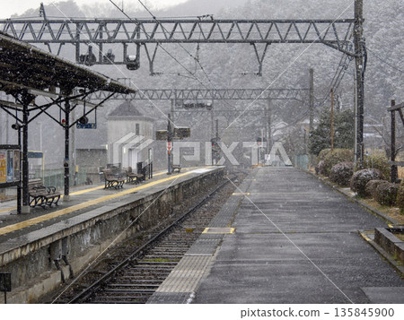 下雪的車站場景 下雪的車站場景 135845900
