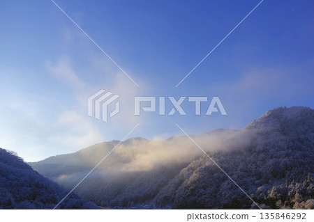 Mountains covered in mist 135846292