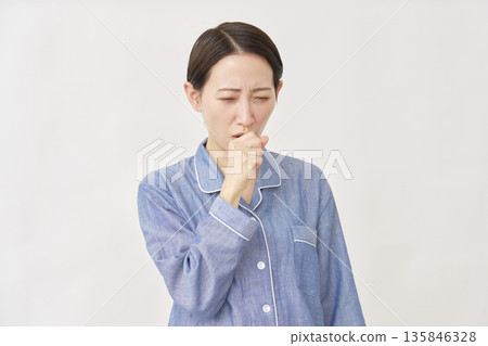 穿著睡衣的女人咳嗽白色背景 135846328