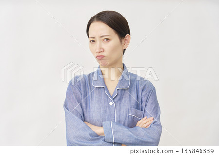 穿著睡衣的女人因白人背景生氣 135846339