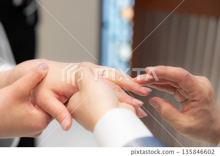 新郎新娘交換戒指，手部特寫，結婚戒指 135846602
