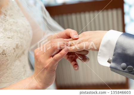 新郎新娘交換戒指，手部特寫，結婚戒指 135846603