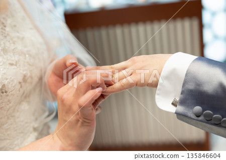 新郎新娘交換戒指，手部特寫，結婚戒指 135846604