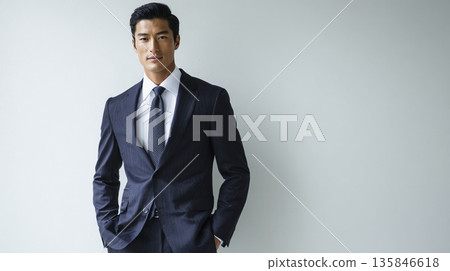 一位散發著自信和成熟魅力的男性上班族 135846618