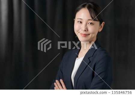 雙臂交叉穿西裝的女人 雙臂交叉穿西裝的女人 135846756