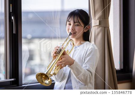 窗邊吹小號的女孩 135846778