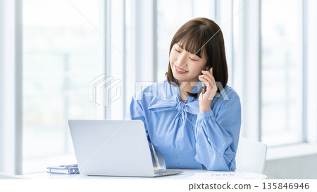 Woman/businesswoman talking on smartphone 135846946