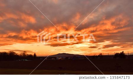 莫科託山的日落 135847173