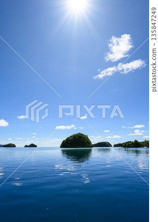從船上眺望帛琉群島，帛琉洛克群島風光 135847249