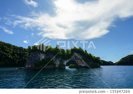 從船上眺望帛琉群島，帛琉天然拱門美景 135847269