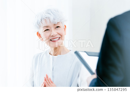 接受解釋的資深婦女 135847295