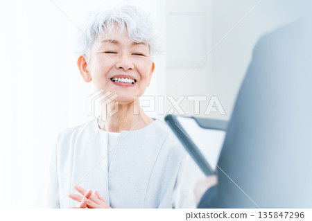 接受解釋的資深婦女 135847296