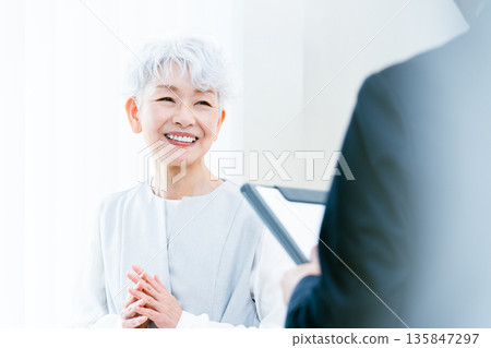 接受解釋的資深婦女 135847297