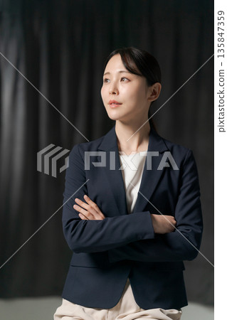 雙臂交叉穿西裝的女人 雙臂交叉穿西裝的女人 135847359
