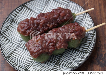 Mugwort bean paste dumplings Mugwort bean paste dumplings 135847571