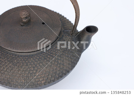 一個很久沒用、已經開始生鏽的南方老式鐵壺。 135848253