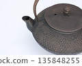 An old Nambu iron kettle that has been left unused for a long time and is starting to rust. 135848255